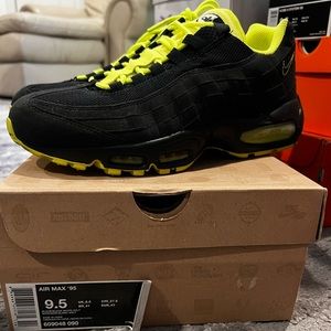 Airman black/black white Volt